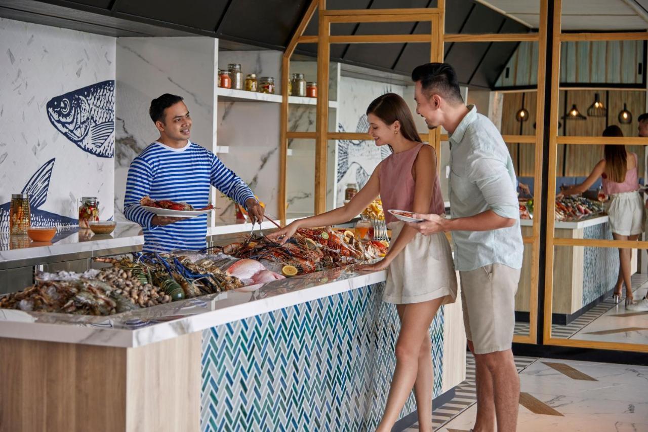 Sheraton Bali Kuta Resort Εξωτερικό φωτογραφία Seafood buffet at the hotel