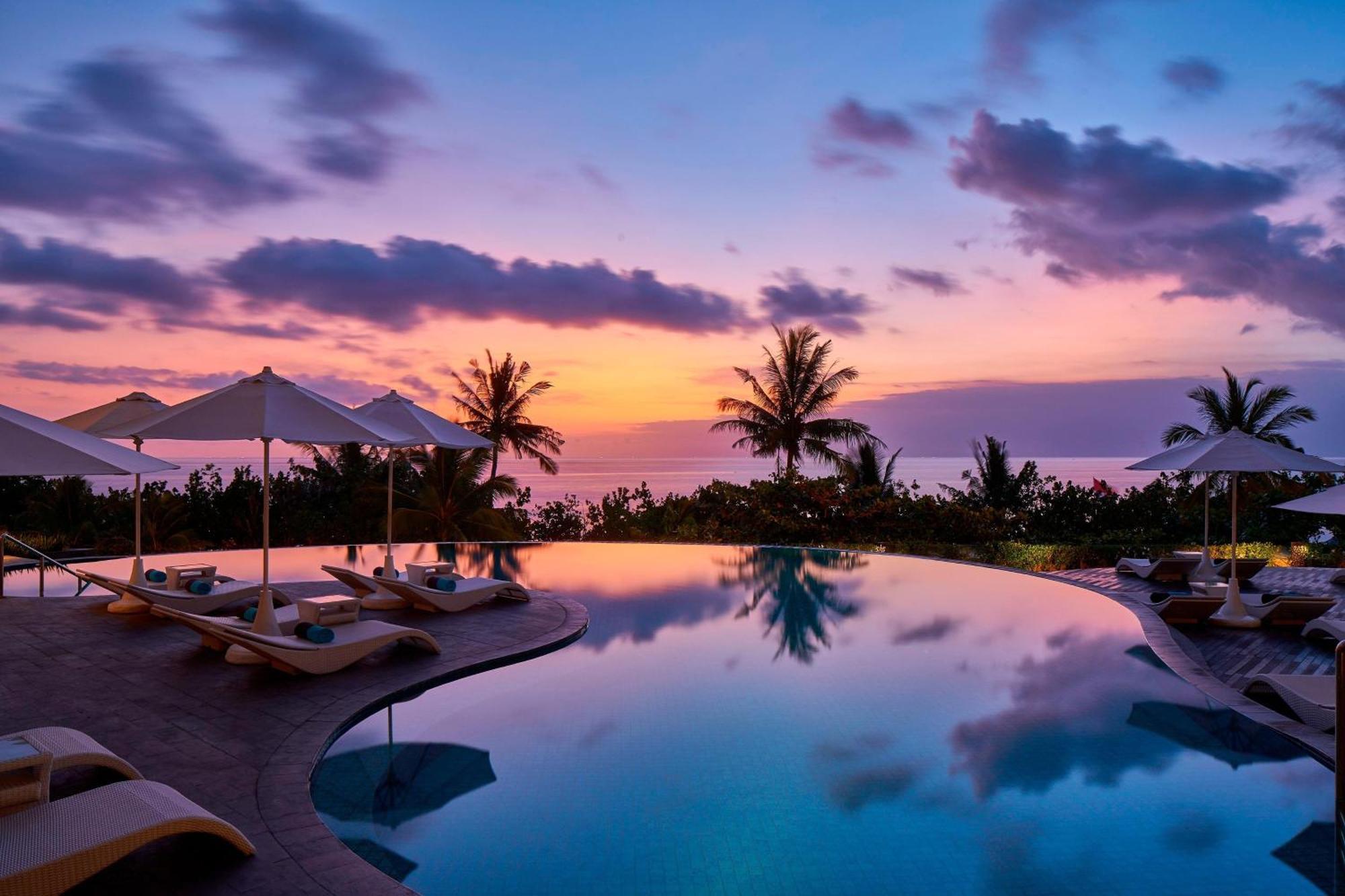 Sheraton Bali Kuta Resort Εξωτερικό φωτογραφία Sunset at the pool