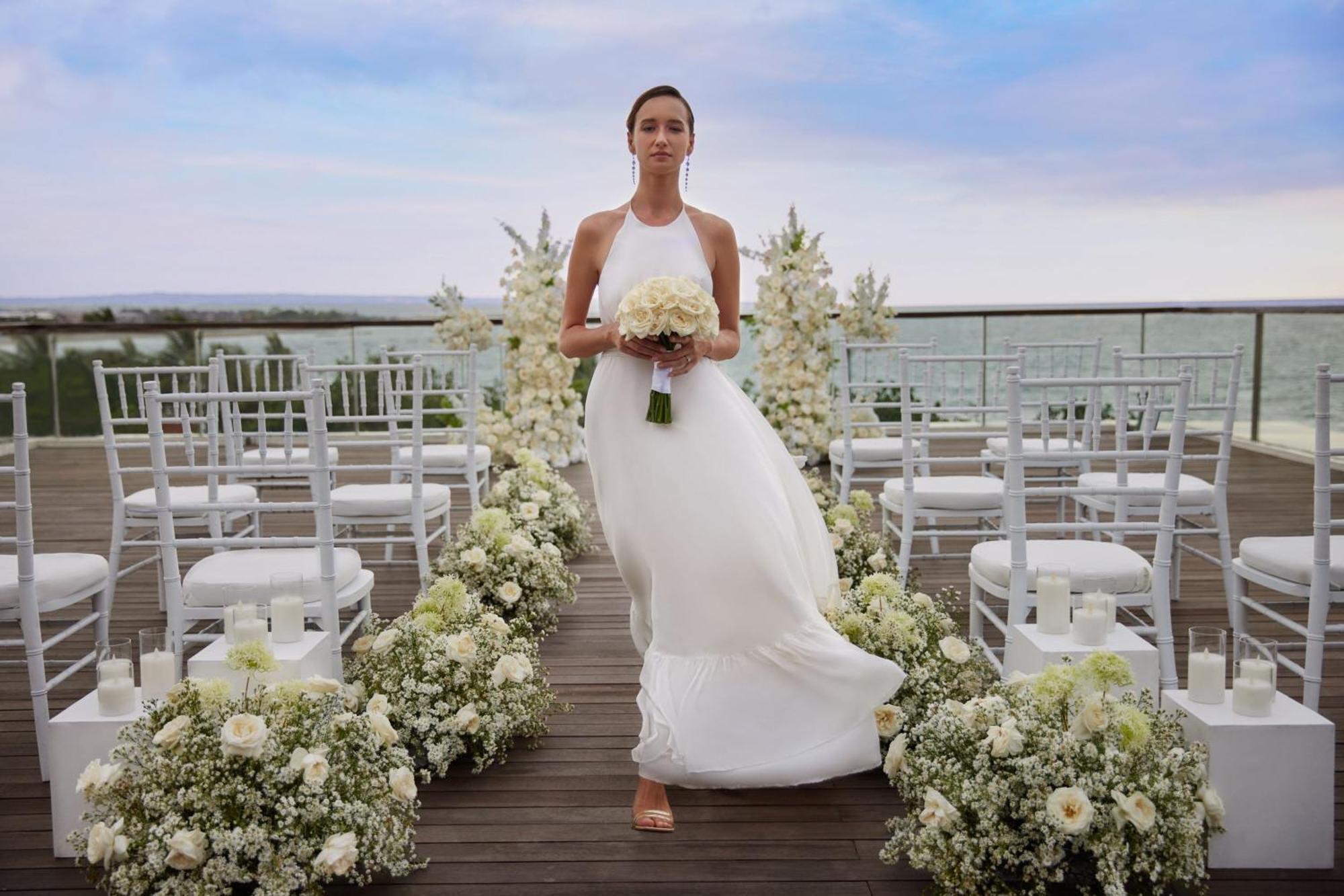 Sheraton Bali Kuta Resort Εξωτερικό φωτογραφία A bride in a white wedding dress