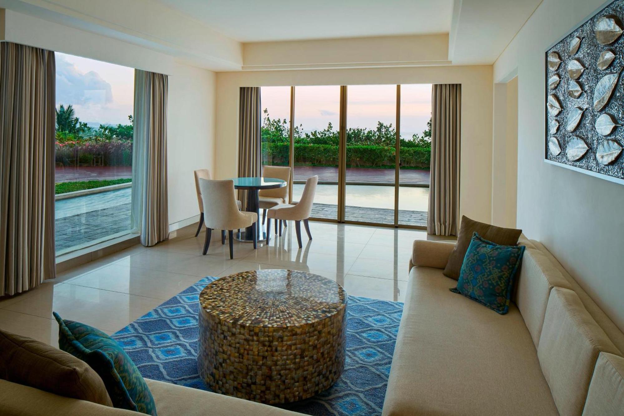 Sheraton Bali Kuta Resort Εξωτερικό φωτογραφία Living room of a suite