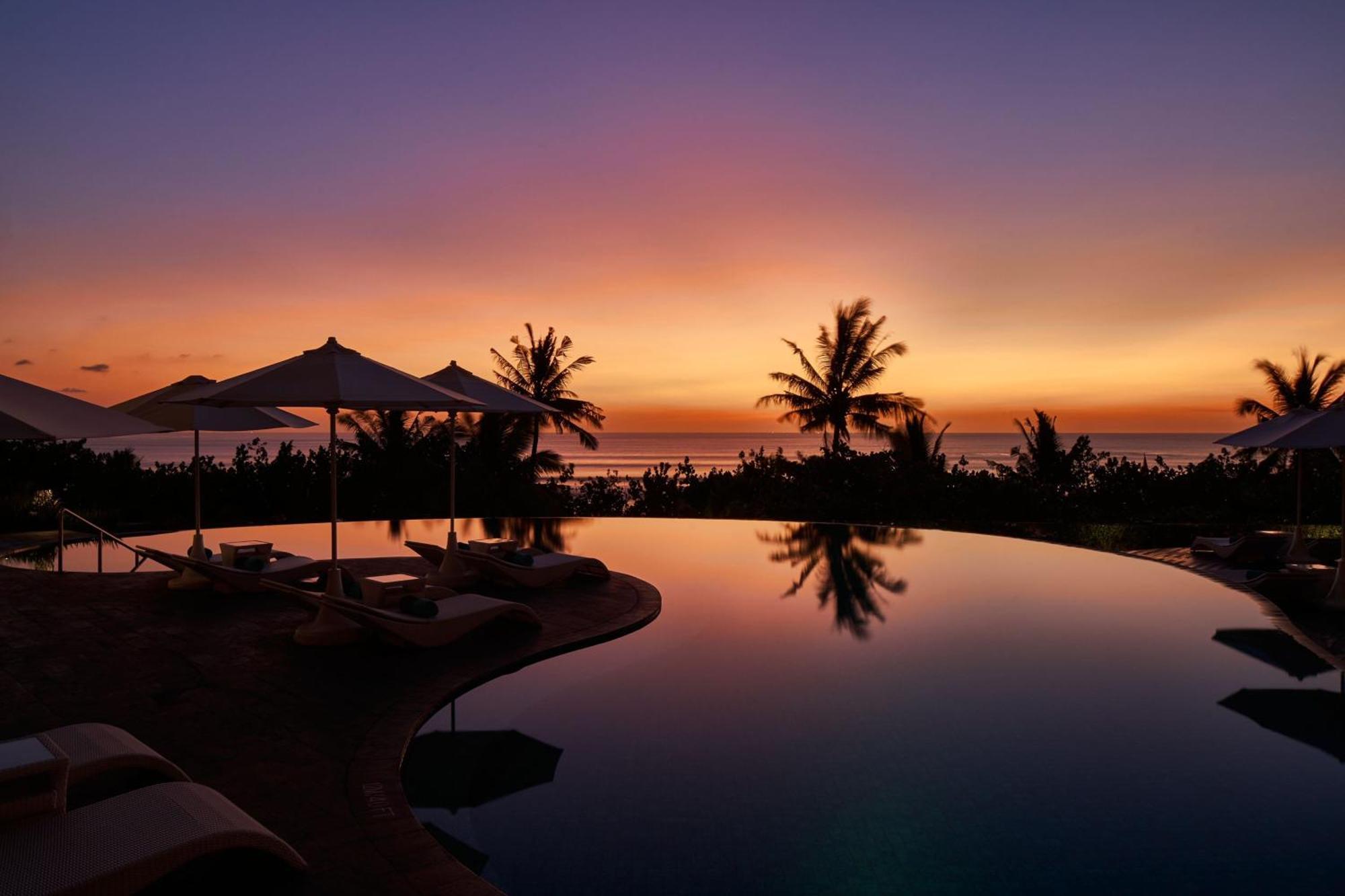 Sheraton Bali Kuta Resort Εξωτερικό φωτογραφία Sunset at the Four Seasons Resort